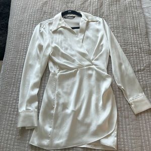 Whit satin wrap dress